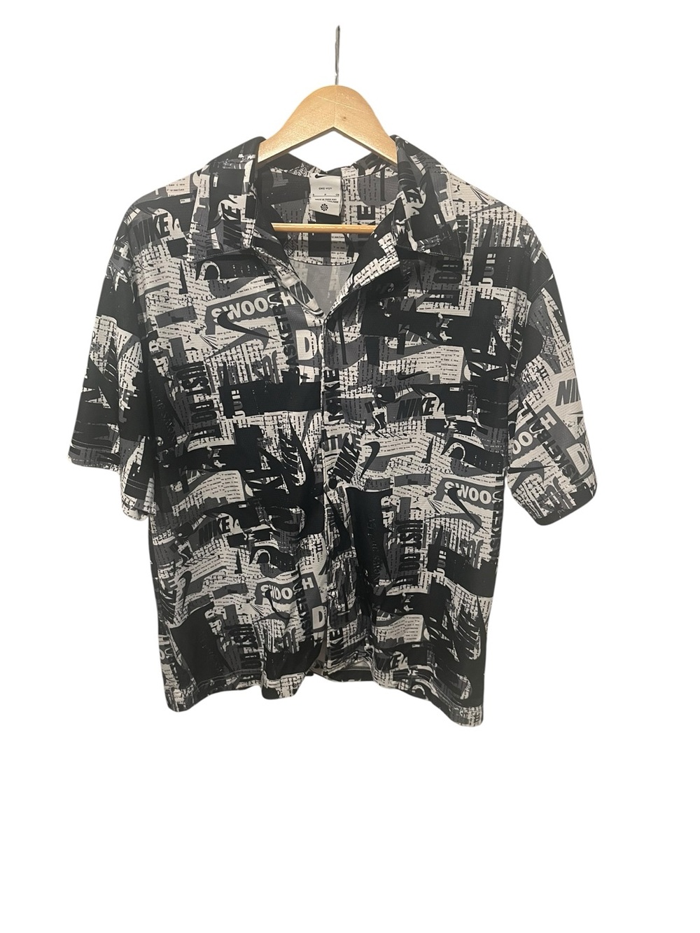 Nike Dri Fit Swoosh Just Do It Black White Abstract Button Up Shirt Small